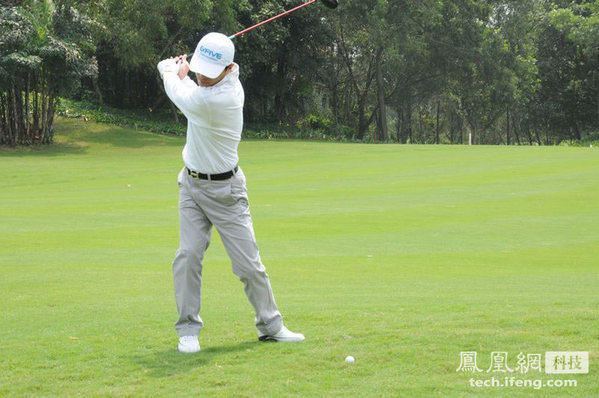 IT领袖峰会:凤凰科技独家探营李彦宏打高尔夫球
