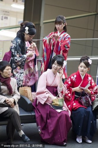 日本女生毕业礼必穿和服 穿裤子参加会被嘲笑