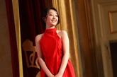 短裙、红色是青春的样本，蒋梦婕把这段青春演绎得丰富壮阔。
