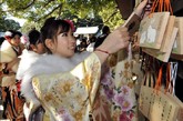 成人节当日，日本众多年满20岁的年轻女孩纷纷穿上和服，到庙宇中祈福，庆祝成人节的到来。