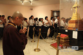 灵鹫山朝圣团的法师们在虔诚拜佛。（图片来源：凤凰网华人佛教  摄影：妙传）