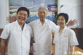 王振义，瑞金医院。王振义教授与他的学生，著名血液学家陈竺、陈赛娟在一起。