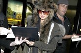 帕丽斯-希尔顿（Paris Hilton ）戴着厚厚毛帽子取暖。