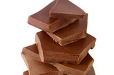 4.巧克力

巧克力味的牛奶是很多人都非常喜欢的，但你可知道这是非常错误的搭配方式。在牛奶中含有丰富蛋白质和钙，而巧克力含有草酸，如果两者搭配在一起食用的话，就会结合成不溶性草酸钙，极大影响钙的吸收，甚至会出现头发干枯、腹泻、生长缓慢等现象。
