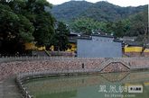 天童禅寺座落在距宁波市东方二十五公里的太白山麓，为“天下禅宗五山”之一，由僧人义兴创建于西晋永康元年，迄今已有一千七百多年。（图片来源：凤凰网华人佛教 摄影：铸剑）