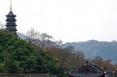 天童禅寺始建于西晋太康元年（公元280），原址在今称之为“古天童”的东谷，开山祖师为义兴。唐重建时名“太白精舍”"，唐至德三年（公元758）因东谷地狭谷浅，徙建于太白峰下即今址。（图片来源：凤凰网华人佛教 摄影：铸剑）