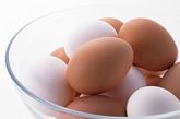 第四种食物：鸡蛋。污垢：虽然巴氏消毒法已经使鸡蛋中的沙门氏菌量降到很低，但鸡蛋中仍有细菌。选择熟透的鸡蛋而不是没有完全熟的煎蛋。超市避免方式：留意装鸡蛋的纸板箱，只要找到经过高温消毒的字样即可，还有有效期。检查每个鸡蛋看有没有裂缝，因为细菌很容易从裂缝中钻进去。家用避免方式：把鸡蛋放在其纸盒里，然后放在冰箱里最凉快的地方。打过鸡蛋后，记得洗手。
