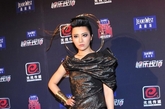 尚雯婕绝对是最敢穿衣的华人女星之一，黑塑胶袋似的短裙和夸张头饰，别把这当穿衣看，这就是一次行为艺术展示。