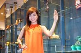 台湾知性美女主播侯佩岑橘色小礼裙将脸庞修饰得更加纤瘦，并且有种率性干练的Feeling，高跟鞋的撞色拼接设计与整身鲜艳色调相呼应，令她活力感倍增。