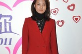 刘芳菲的气质很适合红色的衣服，这款宽松的连衣裙式风衣拥有柔顺的下摆，配上黑色丝袜非常到位。