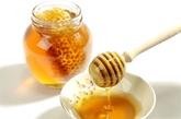 3、肝硬化患者不能喝蜂蜜


一般来说乙肝患者非常适宜喝蜂蜜，因为蜂蜜提供的单糖不需要肝脏分解合成，可以降低肝脏的负担，但是肝硬化患者却不能喝蜂蜜，因为会加重肝脏的纤维化。

