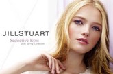 品牌名称JILLSTUART：美国著名时装设计师品牌，甜美可爱、性感俏丽一向是吉尔·斯图尔特 (Jill Stuart) 的招牌风格。产品范围是时装、箱包、鞋帽、珠宝腕表、香水、彩妆、内衣、童装等。
