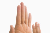 最新研究结论称，手指的确能够暗示一个人的健康、生育能力、婚姻前景甚至于患心脏疾病、乳腺癌等疾病的机率。另外人的运动能力、攻击性、孤独症等也与食指和无名指的长短有联系。