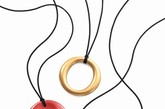 Tiffany & Co.蒂芙尼艾尔莎•柏瑞蒂(Elsa Peretti)全系列珠宝将于2012年5月倾情亮相中国，于中国所有蒂芙尼专卖店有售。作为享誉世界的殿堂级珠宝设计师，艾尔莎•柏瑞蒂不仅创制了对时尚领域产生深远影响的珠宝作品，而且为设计领域作出了恒久贡献。