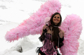 在黎巴嫩的滑雪胜地Faqra，一场精彩的内衣秀正在火热举行中，模特儿们身着清凉内衣在雪山脚下顶着刺骨寒风走秀真是够疯狂！