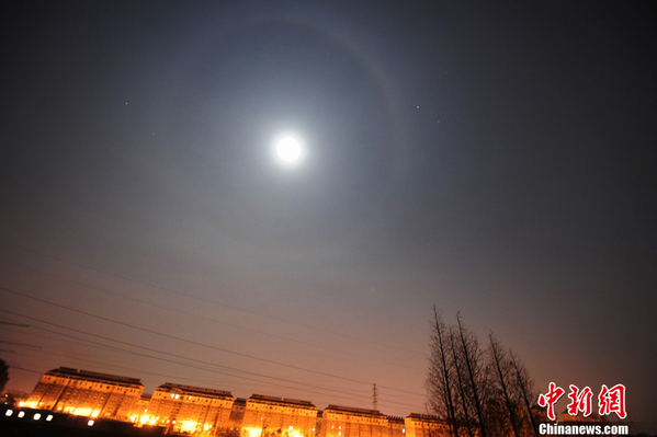 扬州夜空现罕见“月晕”奇观