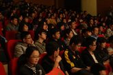 2012年4月7日，宁浩携《黄金大劫案》做客重庆大学，张一白现身支持。图为现场观众。