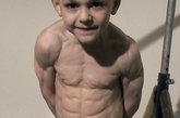 出生于2004年7月18日罗马尼亚小男孩朱利亚诺，目前与家人一起居住在意大利的佛罗伦萨。他小小年纪便能举起两倍于体重的重量，拥有倒立行走和空中俯卧撑两项吉尼斯世界纪录。