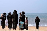 穿着穆斯林泳装“burkini”的女子们在沙滩上聚集。