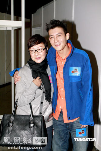 陈冠希借歌认错称多谢不支持他的人 美貌妈妈