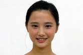 有网友调侃道，如果当年其英语老师能有如此美丽，他英文也就不至于这么差了。