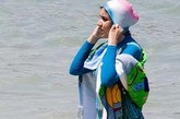 穿着穆斯林泳装“burkini”的女子游泳归来。