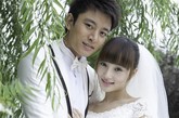 戏中婚纱照：
在电视剧中，李小璐、贾乃亮已提前体验了两人的婚礼，素白的礼服很配这对金童玉女。
