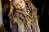 网络上爆红的小模特米兰-库尔尼科娃，拥有粉嫩的皮肤，蓝绿色的双眸，加之以天真可爱的表情，张张都被萌到！