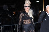 Lady Gaga穿Dolce&Gabbana透视蕾丝罩衫，内穿缎面内衣套装，踩金色亮片恨天高，戴黑色长皮手套。