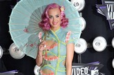 凯蒂·佩里 (Katy Perry)：湖蓝色的短款旗袍，让人感受到一种现代时尚的设计感，加上紫色的头发宛如一个活生生的洋娃娃，虽然十分俏皮可爱，但是并没有体现出中国旗袍的魅力，更是像时装的短裙。
