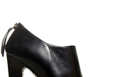 性感的动物纹、高饱和度的亮片、绚烂的色彩以及品牌特有的经典勾魂鞋跟，Miu Miu 2012秋冬系列让性感变得如此理所当然。灯芯绒和翻毛皮的暗色皮革点缀铆钉元素，构成这一季从容个性的风范。加了放水台的高跟鞋在美艳的同时也能兼具上脚的舒适感