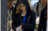 少女时代泰妍：从泰国回韩国，泰妍穿得较为休闲，和去时风格完全不同。宝蓝色运动套装，外面还加了一件黑色长款卫衣，包包也换成了黑色的。
