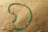Ganjam,一种古老的印度珠宝制法，通过火炼，敲打等多种手工工艺制作而成，一般会镶嵌上百颗珍惜珠宝，做工极其考究.