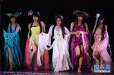 一名来自武汉高校的“伪娘”在演出前整理扮相（4月14日摄）。4月14日，来自武汉各高校的“伪娘”组成的“爱丽丝伪娘团”在武汉东湖牡丹园的动漫秀上演出《倩女幽魂》。舞台上，他们千娇百媚；舞台下，个个都是纯爷们。“伪娘团”虽然引来不少质疑，但是团员们说自己只是因为酷爱动漫而组成的社团，并非一些人眼中的“易装癖”和“变态”。
