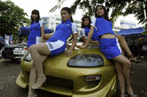 在缅甸也会有一些汽车沙龙特别邀请模特助阵。