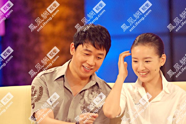 董洁潘粤明做客《鲁豫有约》现场甜蜜互动恩爱