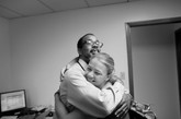 当地时间2011年5月12日，美国弗罗里达州，圣彼得斯堡。Stacy Nicholson和Ron Ellis拥抱在了一起。