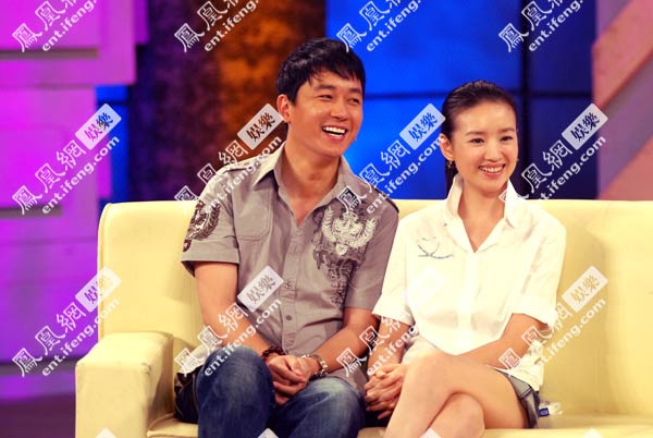 董洁潘粤明做客《鲁豫有约》现场甜蜜互动恩爱