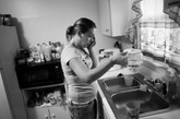 　当地时间2011年3月10日，美国佛罗里达州，圣彼得斯堡。Stacy Nicholson在Simply Hope的一个宿舍里煮咖啡。在这里，她与其他四个毒友住在一起进行康复，以摆脱毒品。