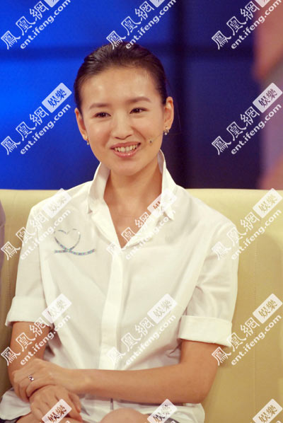 董洁潘粤明做客《鲁豫有约》现场甜蜜互动恩爱