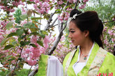 4月20日，山东省聊城市姜堤乐园第七届樱花节开幕。6位盛装打扮的“樱花仙子”游园赏花，为樱花花节增添了气氛。中新社发 郭广亮 摄 图片来源：CNSPHOTO