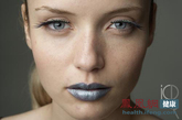 唇青紫，现代医学称为“紫绀”，这是机体缺氧或药物中毒的征象。常伴有面色暗红或淡青，胸闷不舒或时有刺痛，心慌气短，舌有淤斑淤点等症状。
