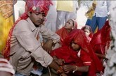 印度西北部拉贾斯坦邦一村庄，5岁小新娘Amlee和他的15岁丈夫。
