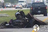 美国高速公路发生“离奇”车祸 汽车爆炸司机幸存

　　2010年8月24日，在美国俄亥俄州格林县发生了一起“离奇”车祸。时年19岁的Brennan S. Eden驾着1985款肌肉车在高速公路上行驶的时候，汽车失去了控制，以100英里每小时（约合161公里每小时）的速度撞向桥墩并发生爆炸，幸运的是，Brennan在汽车腾空解体前被弹了出来。而这个过程恰好被高速公路巡逻员的车装相机拍了下来。

