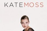 关于英国超模Kate Moss的一本新书《Kate Moss: The Making of An Icon》正式推出，大量早年出道时的青涩照片还是首次公诸于世，让我们一窥女王的前世今生。虽然有关Kate Moss的许多故事我们都耳熟能详，这她波西米亚式的穿着打扮和生活方式影响了世界上大部分女人的衣橱，也让她成为无数少女的人生偶像。但亲眼看见这些场景：公车上由她代言的Calvin Klein香水广告、与老佛爷Karl Lagerfeld相视一笑、和同为超模偶像的Claudia Schiffer的青涩后台照……，你会发现一个更加真实和多元的超模女王。