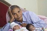 印度北方邦穆扎法纳加镇多格哈特村70岁老妇奥姆卡丽·潘瓦尽管有两个已经成年的女儿和5个外孙，但为了给77岁丈夫查兰·辛格·潘瓦再生一个儿子，毅然接受了试管授精手术，并怀上一对双胞胎。2008年6月，奥姆卡丽以70岁高龄剖腹生下一对龙凤胎，圆了她和丈夫多年的“求子梦”，并打破“世界最高龄产妇”的年龄纪录，不过，她也几乎为此搭上性命。