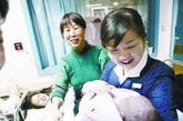 2009年2月，在乘坐东航飞机由南京返回长沙途中，突然空中临盆产子，机上人员迅速在客舱里搭起“临时产房”，孕妇顺利产下一子。随后飞机紧急备降武汉天河机场，机场医护人员登机对母子进行紧急处置，并立即送往医院，因抢救及时，母子均告平安。