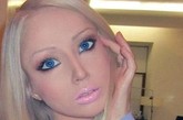 据英国《每日邮报》4月22日报道，21岁的俄罗斯女孩Valeria Lukyanova将自己改造成拥有丰满上围的芭比娃娃，她在网上晒出的自己的芭比娃娃妆容引起广泛讨论。她的金黄色长发和“完美”身材使其看起来就像一个真人版芭比娃娃。

　　拥有细腰巨乳的Lukyanova因与塑料芭比娃娃十分相像，因此有人就质疑她是否是真人。在一段恶搞视频中，一个动画版Lukyanova接受整容手术，让其胸部变得更大。

　　看到这些视频的一些网友批评她说，“她不仅难看而且可笑”，“拥有完全完美容貌的女人很无聊”。不过也有人对其表示支持，“这种对芭比不健康的迷恋不正是她个性的一部分吗？”

