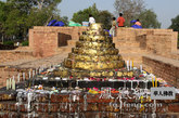 象征佛法的小塔贴满了信众供养的金箔。（图片来源：凤凰网华人佛教  摄影：丹珍旺姆）