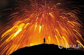 火山喷发

　　木卫一“伊奥”火山释放的热量相当美国所有发电站的78倍

　　2010年4月16日，冰岛南部的埃亚菲亚德拉冰盖火山正在喷发，喷涌而出的火山灰云遮住了天空。火山喷发标志着地球内部的热量逃逸，但没有人知道如何安全利用这种形式的地热能。

　　美国宇航局位于加利福尼亚州帕萨迪纳的喷气推进实验室的火山学家阿什利·戴维斯表示，2010年3月，埃亚菲亚德拉冰盖火山最初两次喷发产生的热辐射迅速飙升到10亿瓦特，而后又提升到60亿瓦特这一峰值。10亿瓦特相当于一座大型发电站的装机容量，例如美国的哈德逊河发电站。这座发电站利用煤炭、天然气和石油发电，可满足75万户家庭的用电需求。60亿瓦特超过除大古力水电站以外任何一座美国发电站的装机容量。

　　实际上，60亿瓦特只占埃亚菲亚德拉冰盖火山2010年释放的总热量很小的一部分，并不涵盖伴随火山喷发出现的地震和爆炸释放的机械能或者所喷出的熔岩的热量。

　　戴维斯指出，与其他一些星球上的火山相比，地球上的火山只能是小巫见大巫。以木卫一“伊奥”上的一座火山为例，这座火山于2001年喷发，所释放的热量达到惊人的78太瓦，是美国所有发电站装机容量的78倍。其一小时内释放的能量相当于大约4600万桶原油，达到全球每天总消耗量的一半左右。

　　目前，地热成为一种越发受人关注的能源。在冰岛，几乎所有建筑和热水设施都利用地热能，地热能的发电量在冰岛总发电量中的比重达到大约三分之一。

